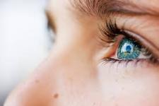 Professional advice on how to keep your eyes healthy during the winter
								